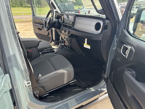 New 2025 Jeep Gladiator Willys image 21