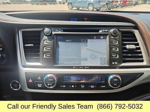 Used 2017 Toyota Highlander XLE AWD/4WD image 22