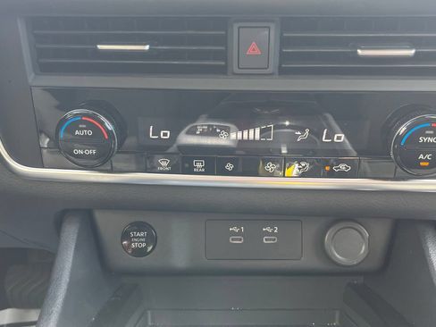 Used 2025 Nissan Rogue SV AWD/4WD image 17