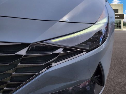 Used 2022 Hyundai Elantra Limited image 10