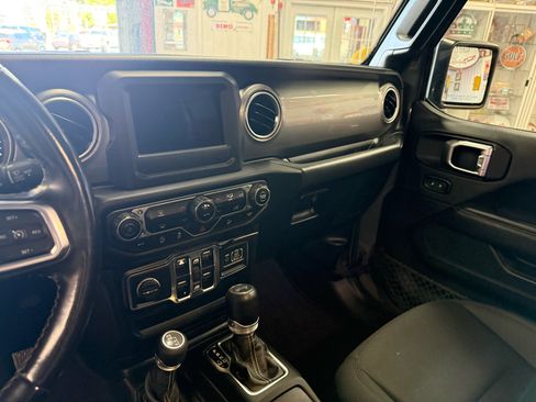 Used 2020 Jeep Wrangler Unlimited Sahara image 15