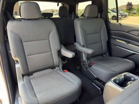 Used 2025 Chevrolet Traverse LT AWD/4WD image 38