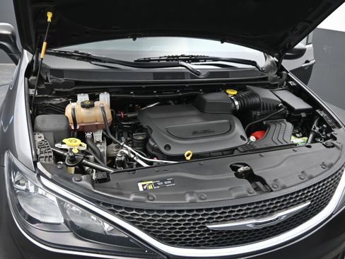 Used 2021 Chrysler Voyager Lxi image 25