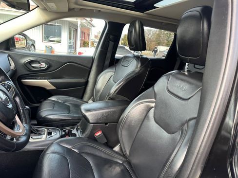 Used 2017 Jeep Cherokee Latitude w/ Comfort/Convenience Group image 13