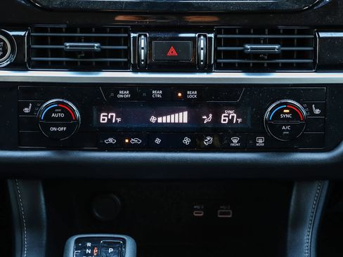 Used 2023 Nissan Pathfinder SV image 19