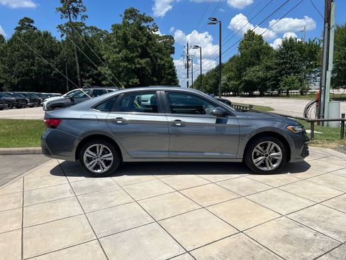 Used 2024 Volkswagen Jetta SE FWD image 4
