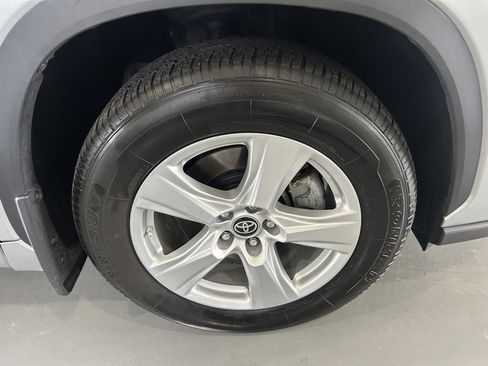 Used 2023 Toyota Highlander LE image 7