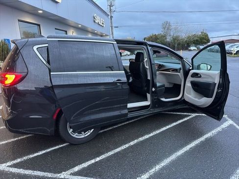 Used 2023 Chrysler Pacifica Touring-L image 12