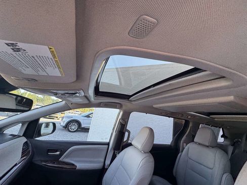 Used 2020 Toyota Sienna Limited Premium w/ Carpet Mat Package image 21