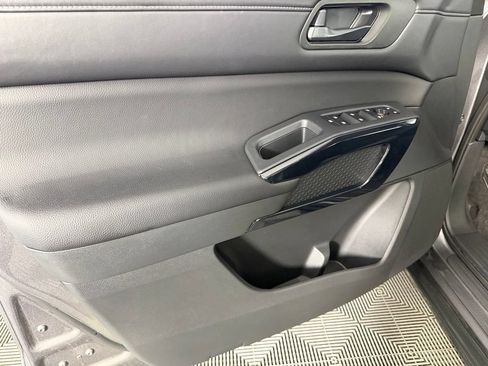 Used 2025 Nissan Pathfinder SV FWD image 25