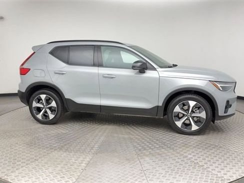 Certified 2025 Volvo XC40 B5 Plus image 9