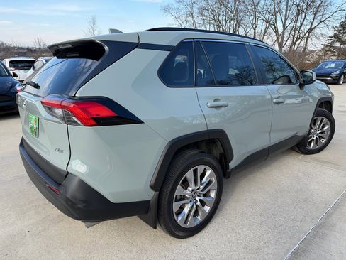 Used 2022 Toyota RAV4 XLE Premium image 5