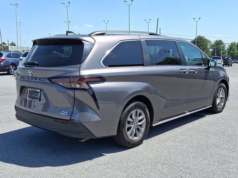 Used 2024 Toyota Sienna XLE FWD image 7