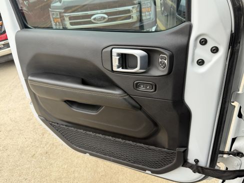 Used 2024 Jeep Gladiator Sport AWD/4WD image 25