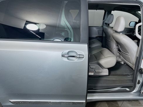 Used 2019 Toyota Sienna XLE image 34