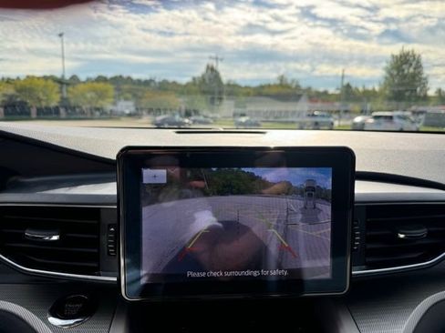 Used 2023 Ford Explorer XLT w/ XLT Sport Appearance Package AWD/4WD image 23