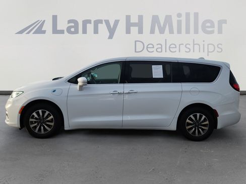 Used 2022 Chrysler Pacifica Touring-L image 3