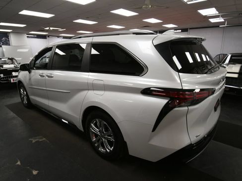 Certified 2023 Toyota Sienna Platinum AWD/4WD image 6