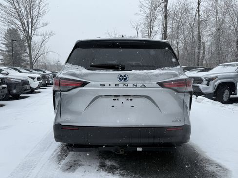 Used 2022 Toyota Sienna XLE image 11