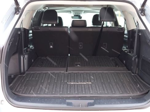 Used 2021 Toyota Highlander XLE AWD/4WD image 45