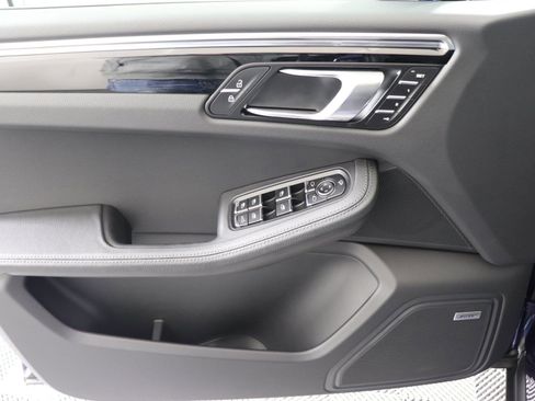 Certified 2025 Porsche Macan AWD/4WD image 30