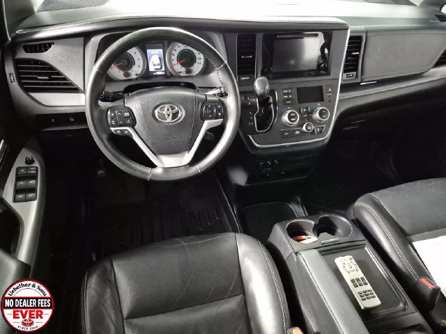 Used 2017 Toyota Sienna SE Premium FWD image 10
