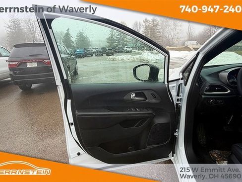 New 2026 Chrysler Pacifica Select image 13