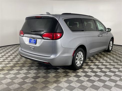 Used 2017 Chrysler Pacifica Touring-L image 16