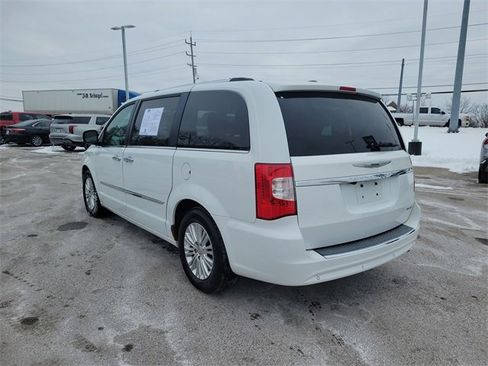 Used 2014 Chrysler Town & Country Limited image 3