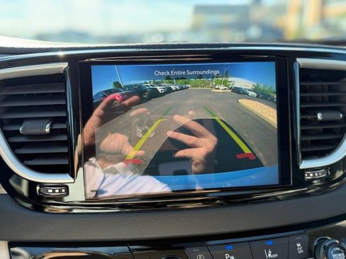 Certified 2023 Chrysler Pacifica Touring-L FWD image 18