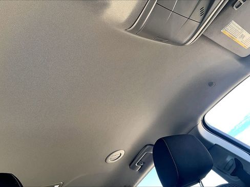 Used 2022 GMC Acadia SLE image 15