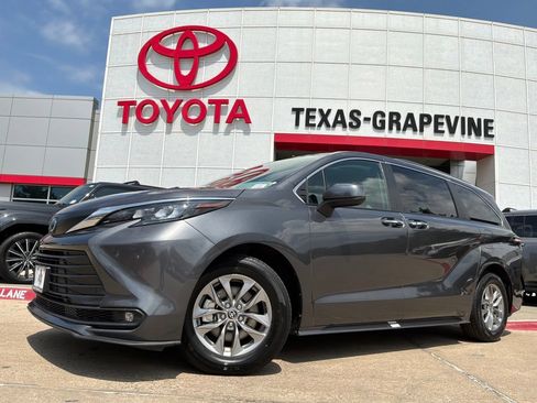 Used 2025 Toyota Sienna XLE FWD image 2