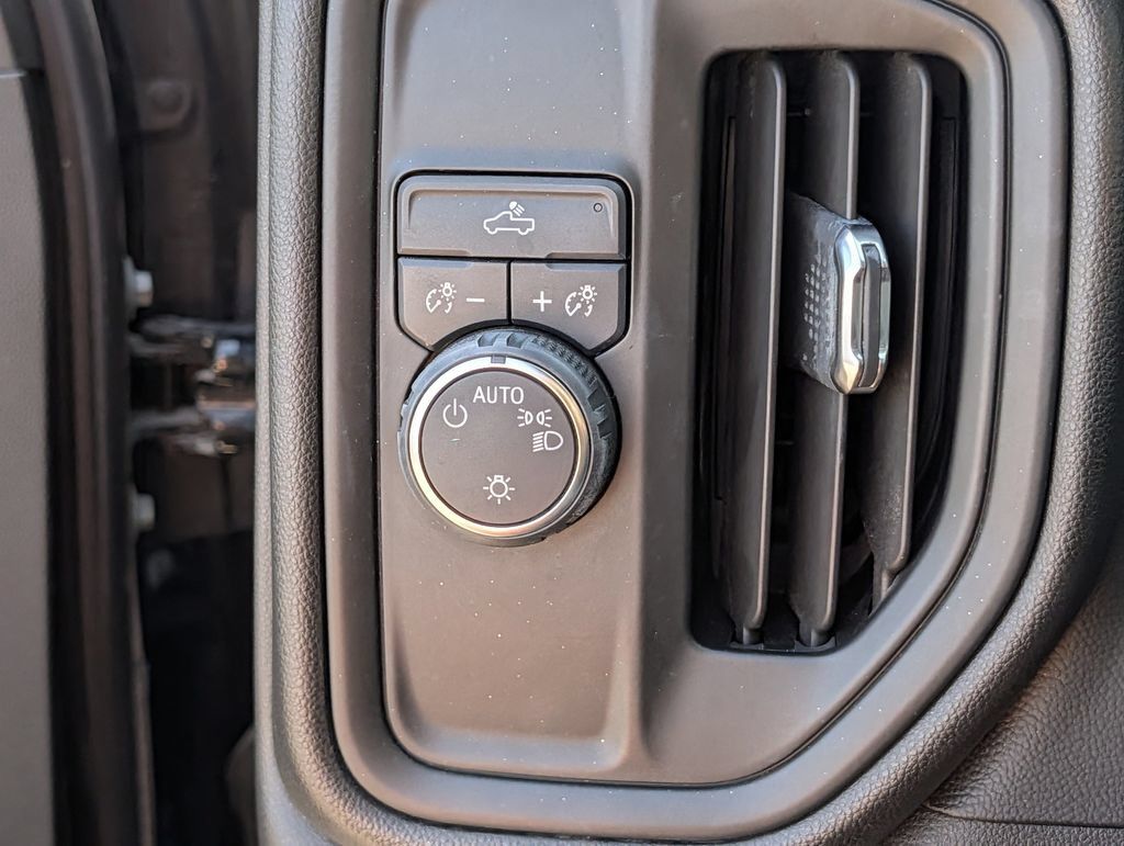 Used 2020 Chevrolet Silverado 1500 Custom w/ Custom Value Package RWD image 19