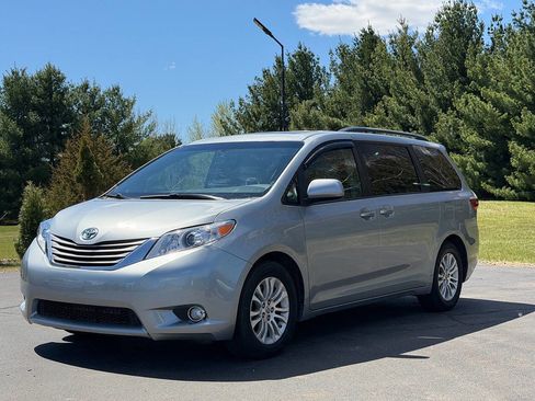 Used 2015 Toyota Sienna XLE FWD image 4