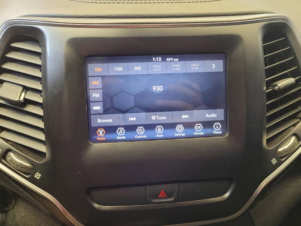 Used 2019 Jeep Cherokee Latitude w/ Cold Weather Group FWD image 25