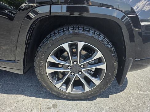 Used 2022 Jeep Grand Cherokee Overland w/ Luxury Tech Group IV AWD/4WD image 11