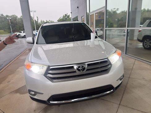 Used 2013 Toyota Highlander SE FWD image 1