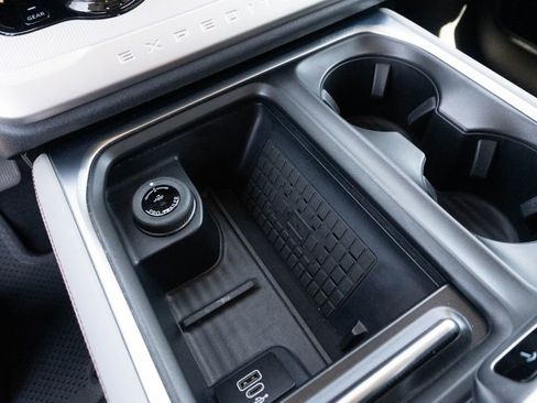 Used 2025 Ford Expedition Active image 40