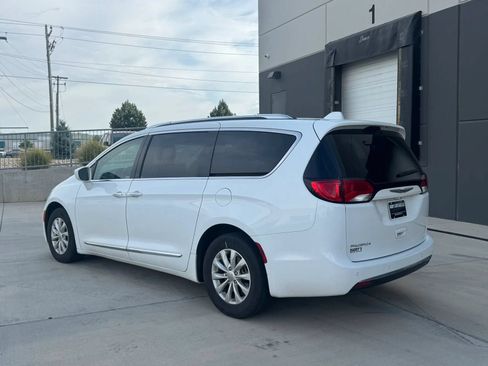 Used 2018 Chrysler Pacifica Touring-L FWD image 3
