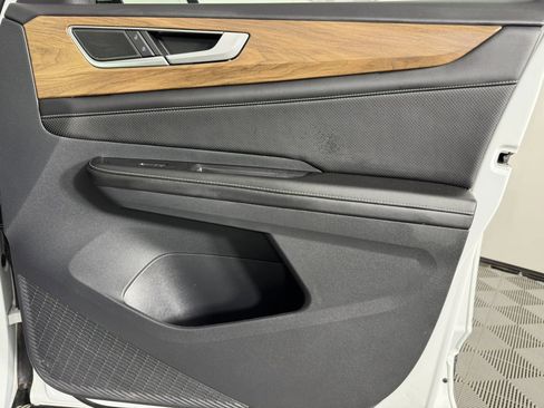 Used 2024 Volkswagen Atlas SE image 45