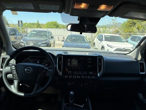 Used 2025 Nissan Frontier SV image 8