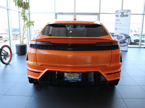 Used 2025 Lamborghini Urus SE AWD/4WD image 4