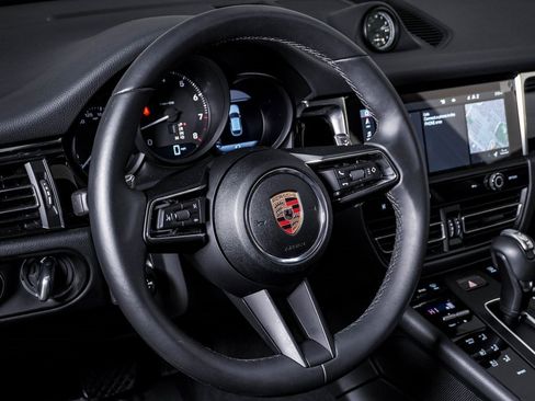 Certified 2025 Porsche Macan image 18