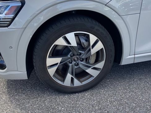 Used 2022 Audi e-tron Premium w/ Convenience Plus Package image 9