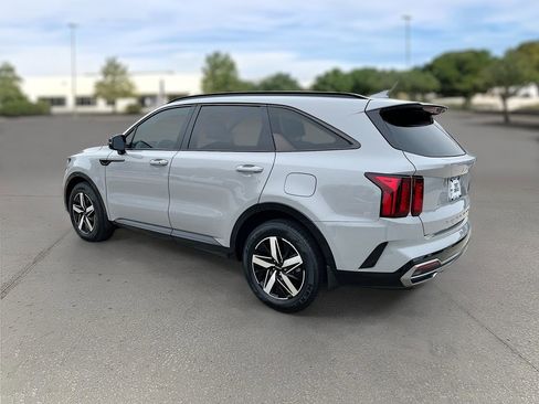 Certified 2022 Kia Sorento EX w/ Panoramic Sunroof Package image 4