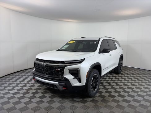 Used 2024 Chevrolet Traverse Z71 w/ Enhanced Driving Package image 2