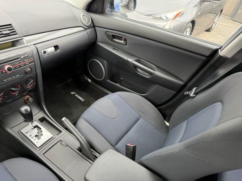 Used 2005 MAZDA MAZDA3 s w/ Moonroof & 6-CD Pkg FWD image 22