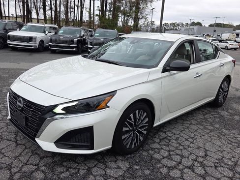 Used 2025 Nissan Altima 2.5 SV image 3