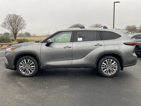 New 2026 Toyota Highlander Platinum image 8