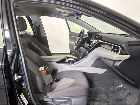 Used 2018 Toyota Camry LE image 6